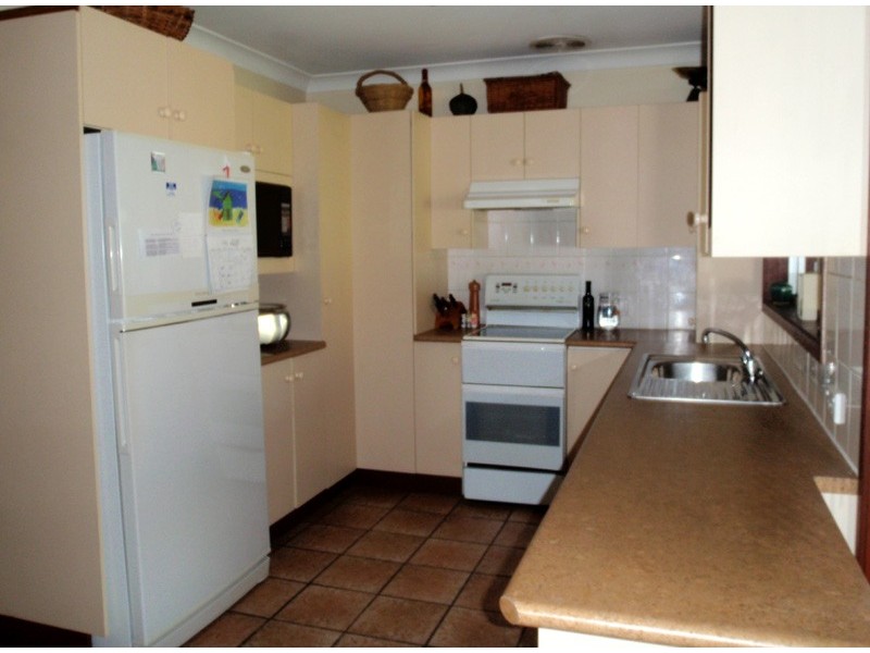 8 ABERCROMBIE Rd, Medowie NSW 2318
