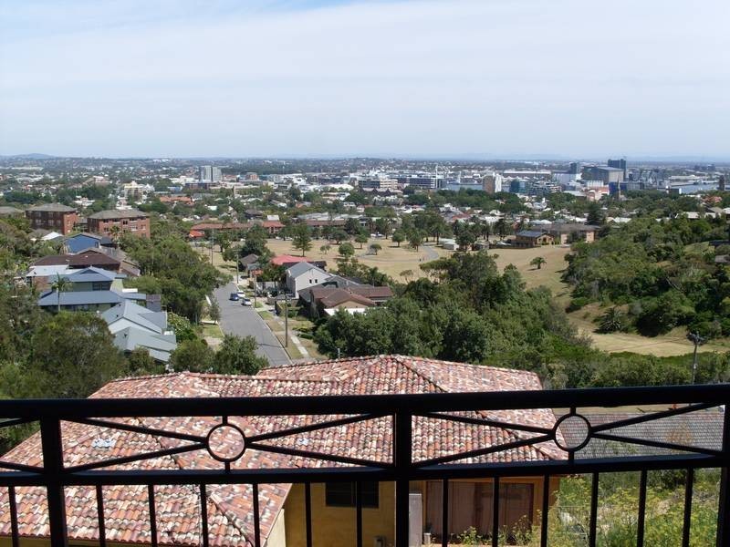 2/30 MEMORIAL DR, The Hill NSW 2300