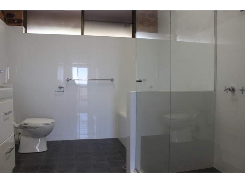 4/6 MEMORIAL DR, The Hill NSW 2300