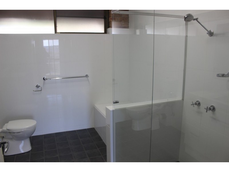 4/6 MEMORIAL DR, The Hill NSW 2300