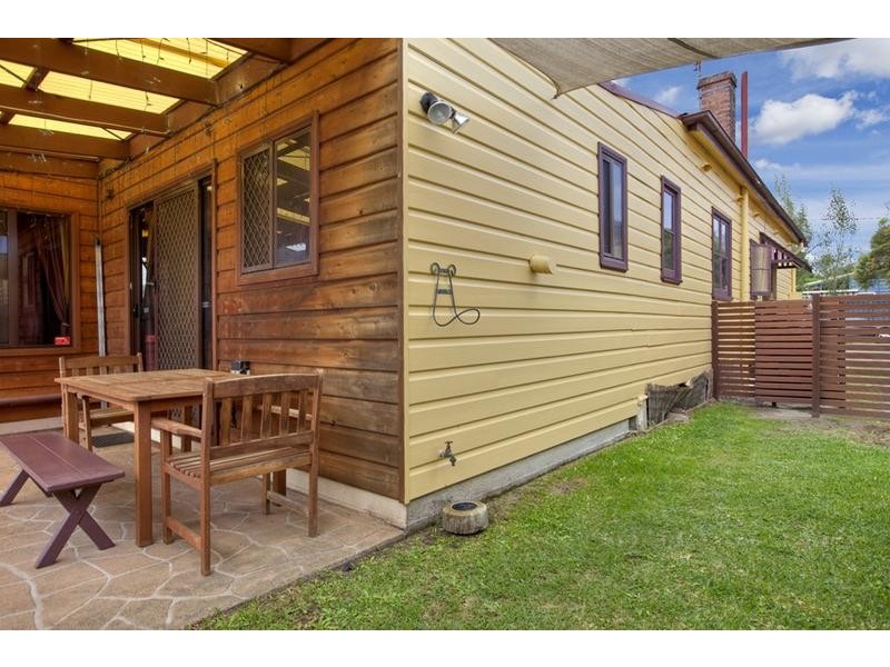 8 Thomas Street, Mayfield NSW 2304