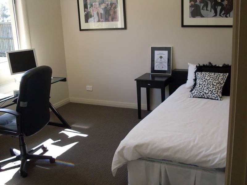 2 BELLBIRD CLOSE, Fletcher NSW 2287