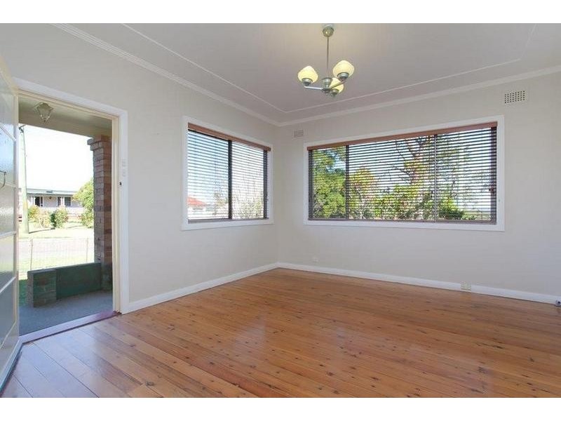 2 IRVINE ST, Garden Suburb NSW 2289
