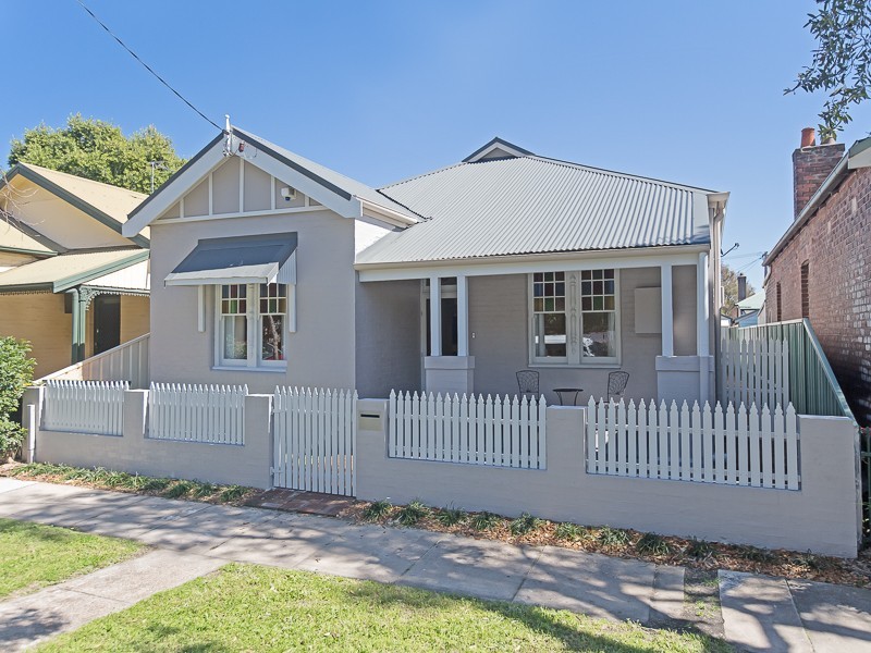 4 Greaves Street, Mayfield East NSW 2304