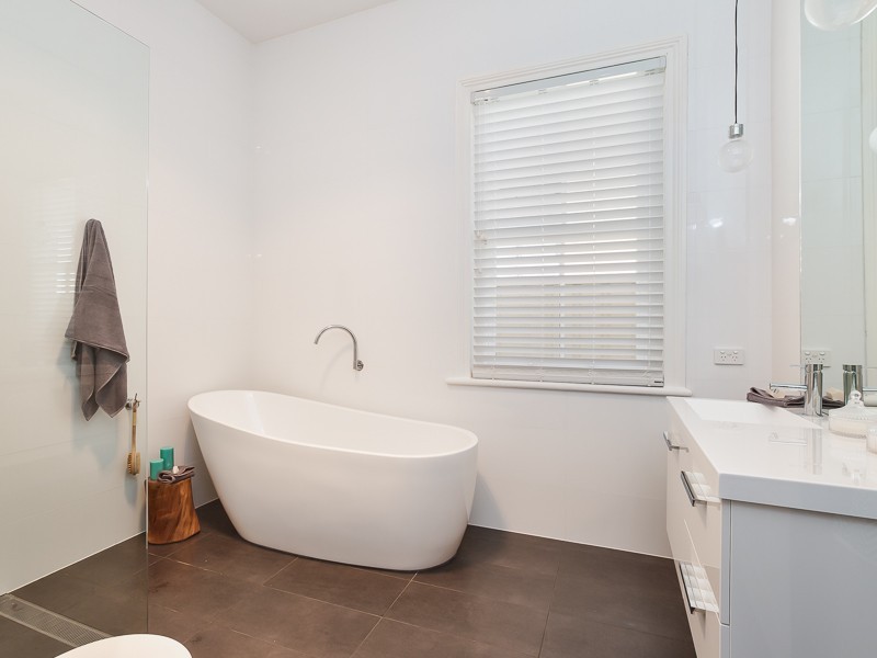 4 Greaves Street, Mayfield East NSW 2304