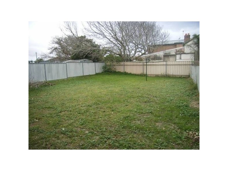 102 Roxburgh Street, Stockton NSW 2295