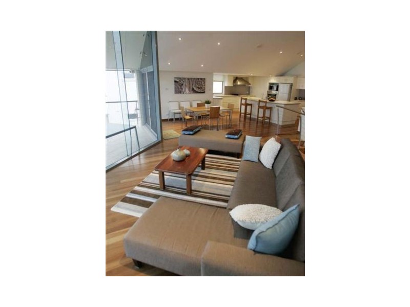 84 MEMORIAL DR, Bar Beach NSW 2300