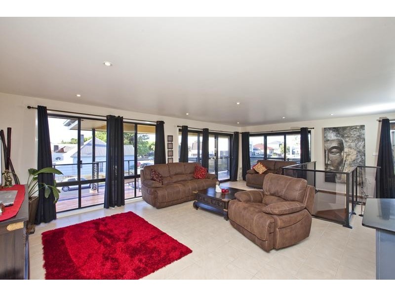 17 Pembroke Street, Stockton NSW 2295