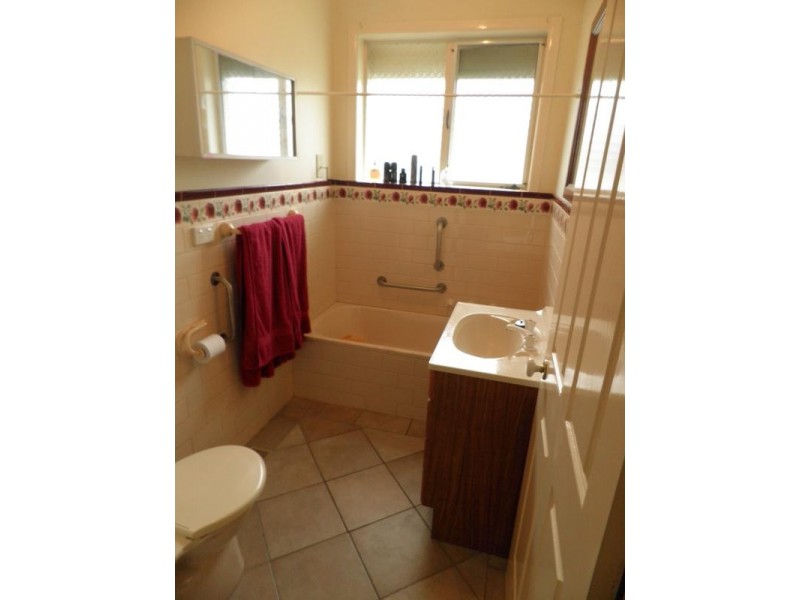 2/44 Ford Avenue, Sunshine North VIC 3020