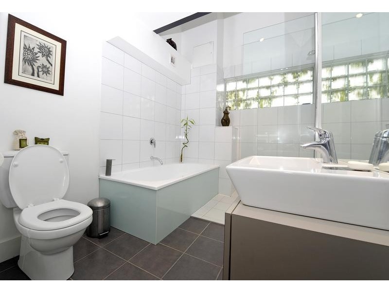 2/42 Station Road, Seddon VIC 3011