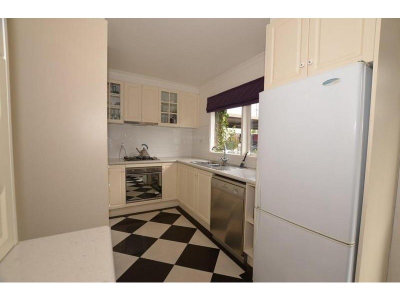 2/98 Summerhill Road, West Footscray VIC 3012