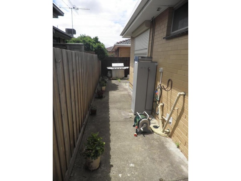 2/145 Essex Street, West Footscray VIC 3012