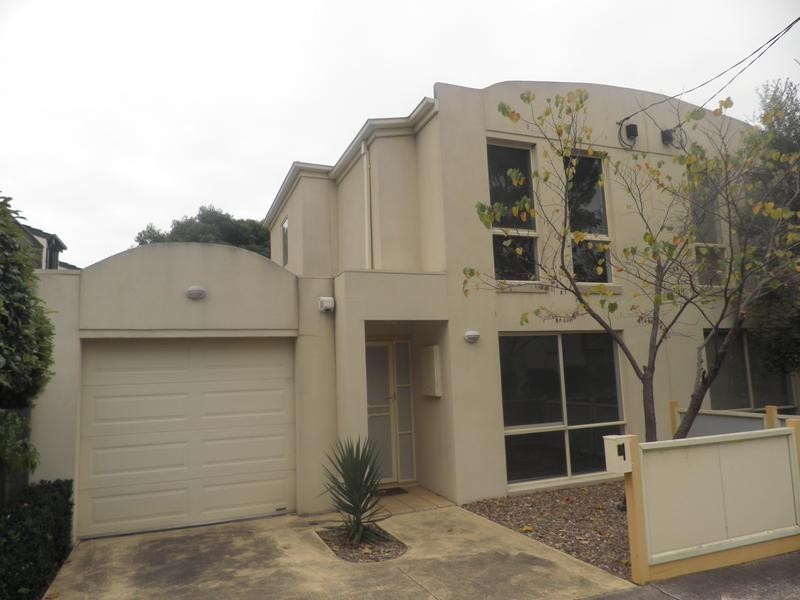 8 Johnston Street, Newport VIC 3015