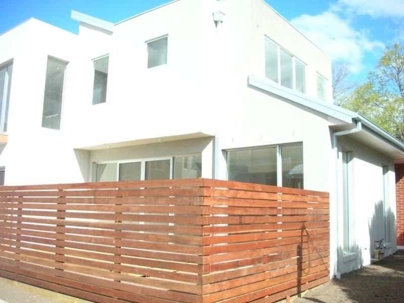 3/2 Bellairs Street, Seddon VIC 3011