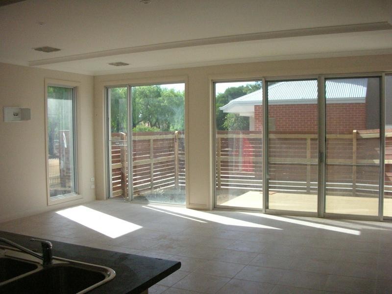 3/2 Bellairs Street, Seddon VIC 3011