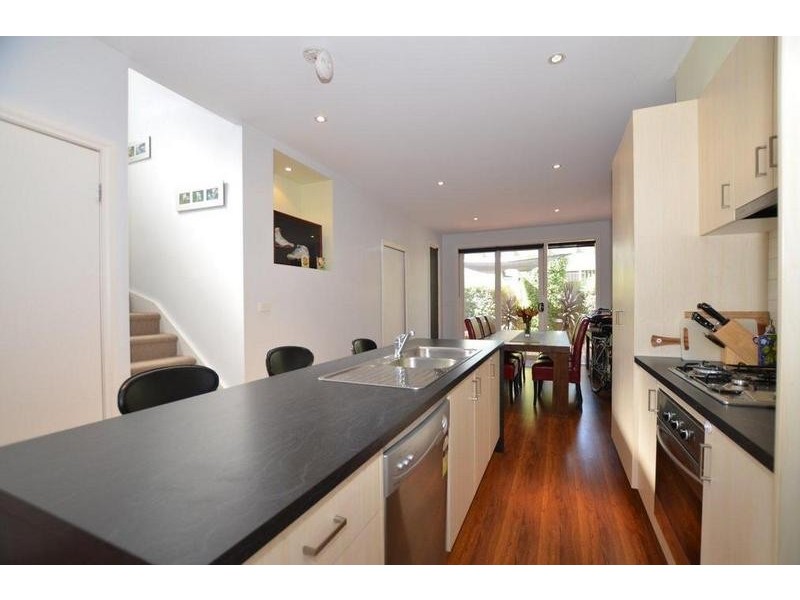 2/17 Burns Street, Maidstone VIC 3012