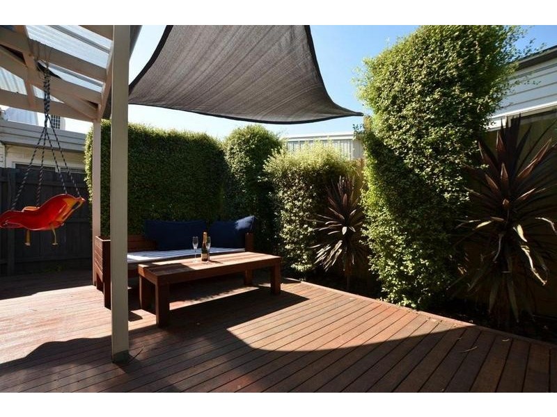 2/17 Burns Street, Maidstone VIC 3012