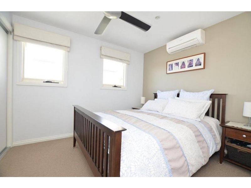 2/17 Burns Street, Maidstone VIC 3012