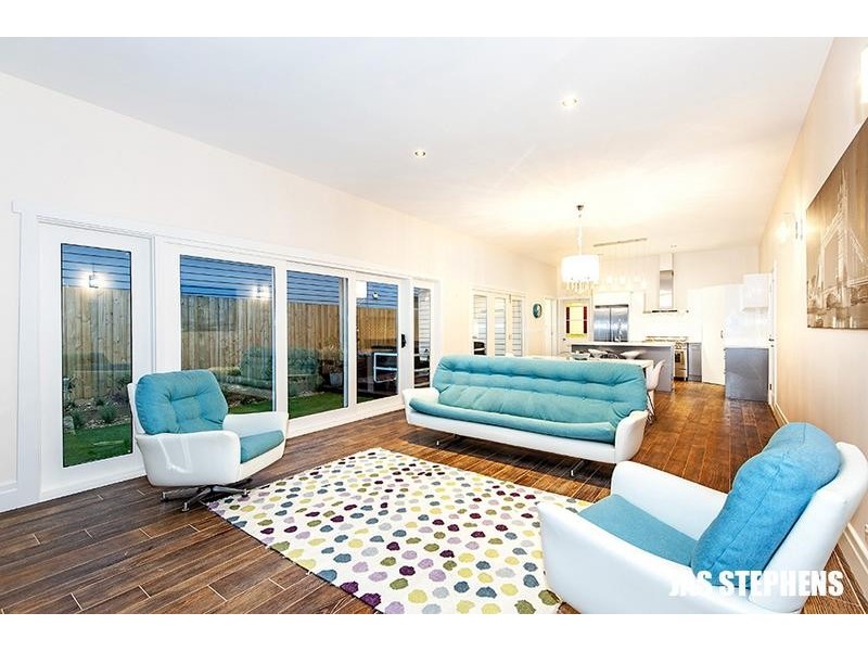 100 Queensville Street, Kingsville VIC 3012