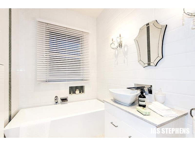 100 Queensville Street, Kingsville VIC 3012