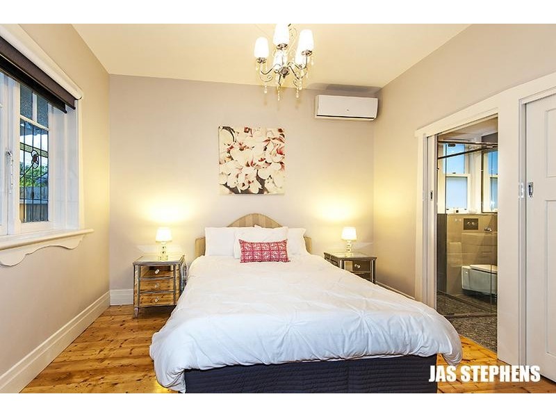 100 Queensville Street, Kingsville VIC 3012