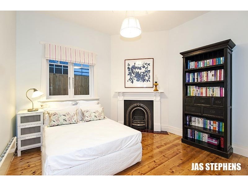 100 Queensville Street, Kingsville VIC 3012