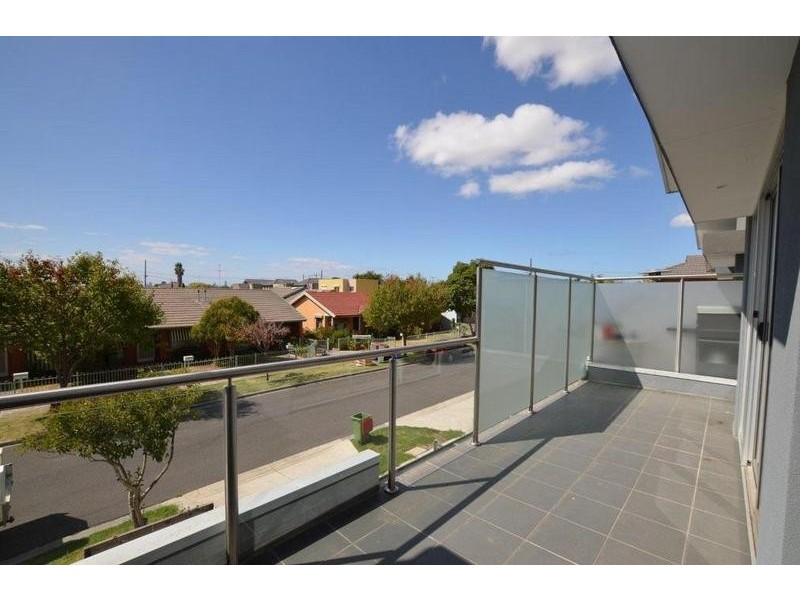 9 Desmond Street, Maidstone VIC 3012