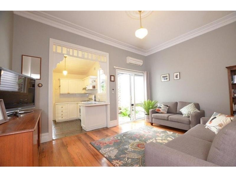 8 Dane Street, Seddon VIC 3011