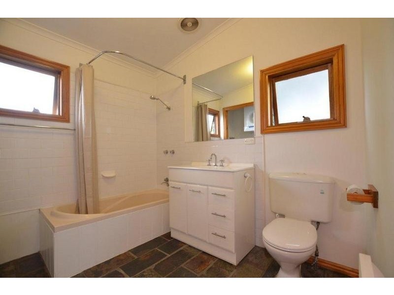 8 Dane Street, Seddon VIC 3011