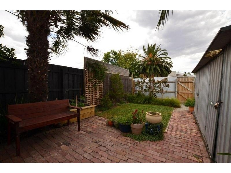 8 Dane Street, Seddon VIC 3011