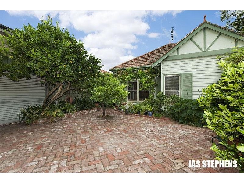 2 Pentland Parade, Seddon VIC 3011