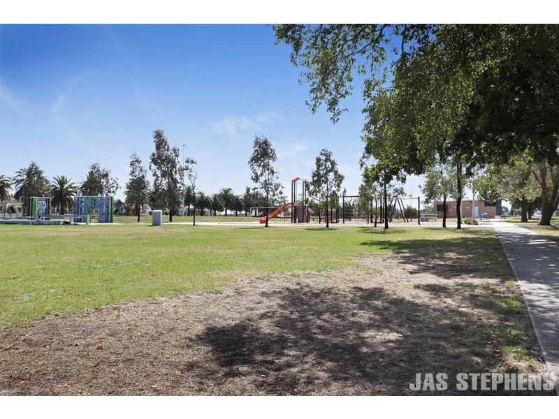 2/145 Essex Street, West Footscray VIC 3012