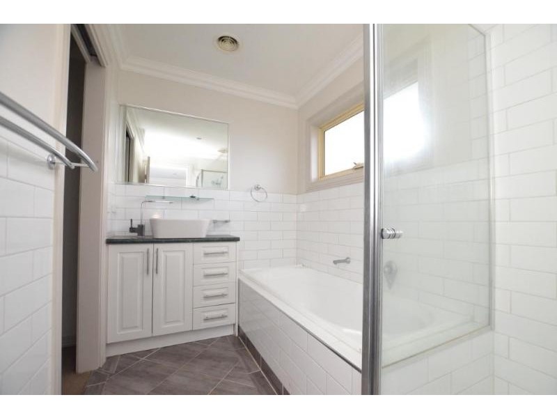 2/36 Vernon Street, South Kingsville VIC 3015