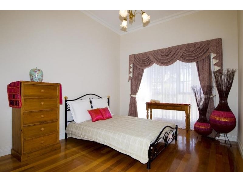 64 Queensville Street, Kingsville VIC 3012