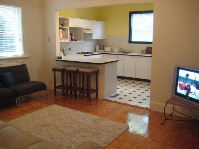 18 Station Road, Seddon VIC 3011