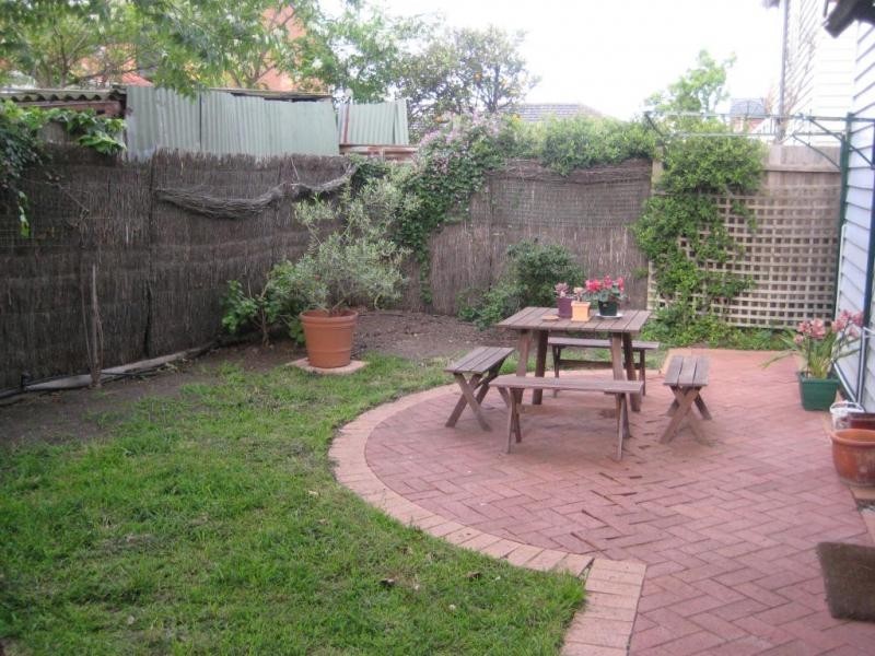 18 Station Road, Seddon VIC 3011