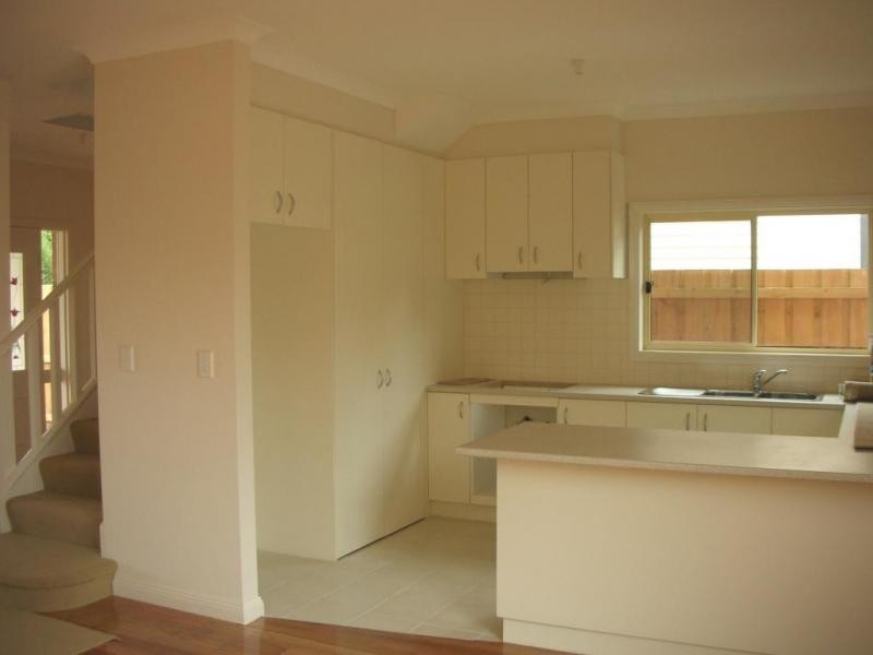 2/165 Hudson Road, Spotswood VIC 3015