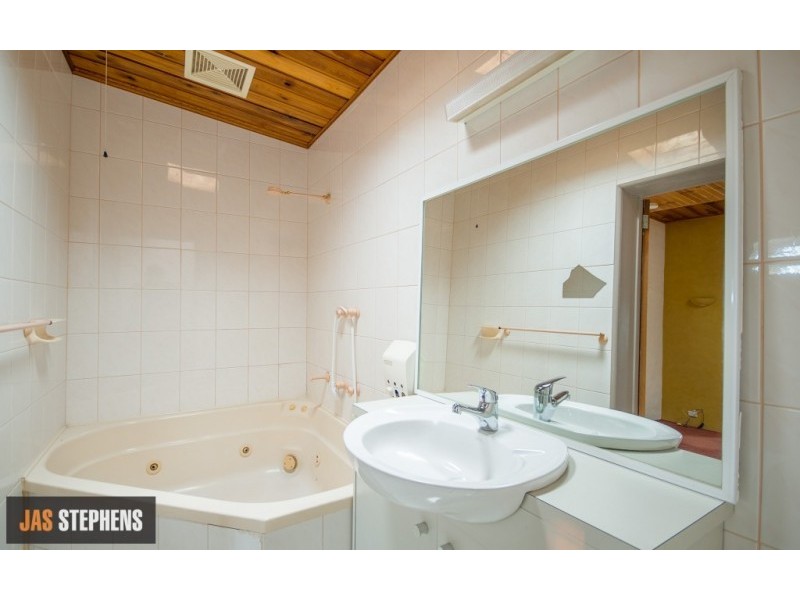 21 Pentland Parade, Seddon VIC 3011