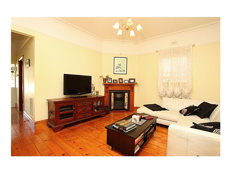 102 Empress Avenue, Kingsville VIC 3012