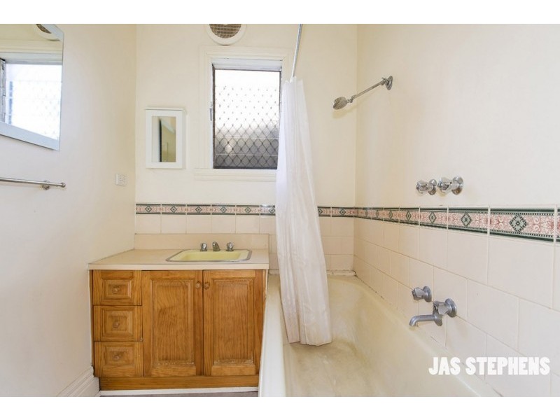 132 Queensville Street, Kingsville VIC 3012