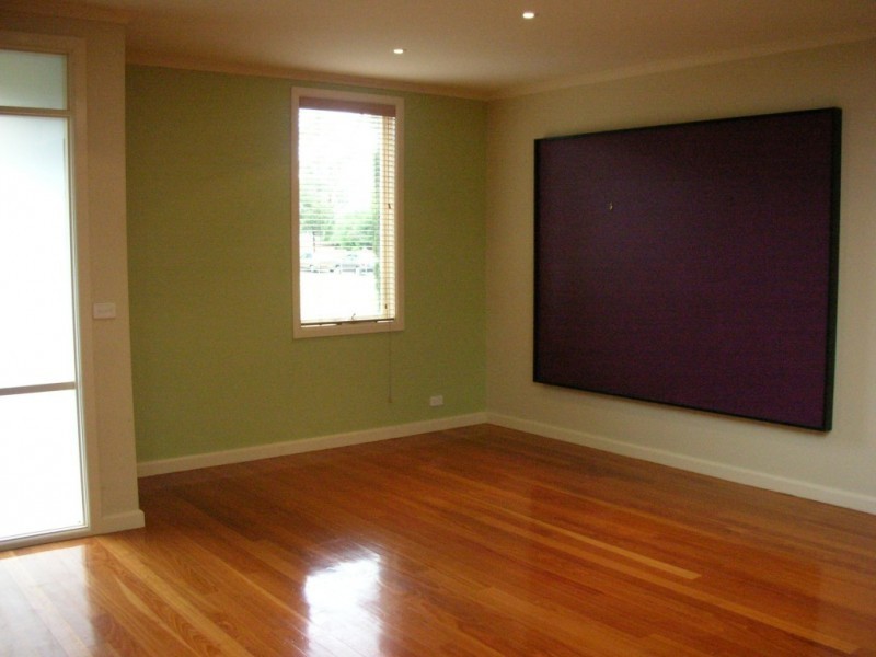 11 Eastwood St, Seddon VIC 3011