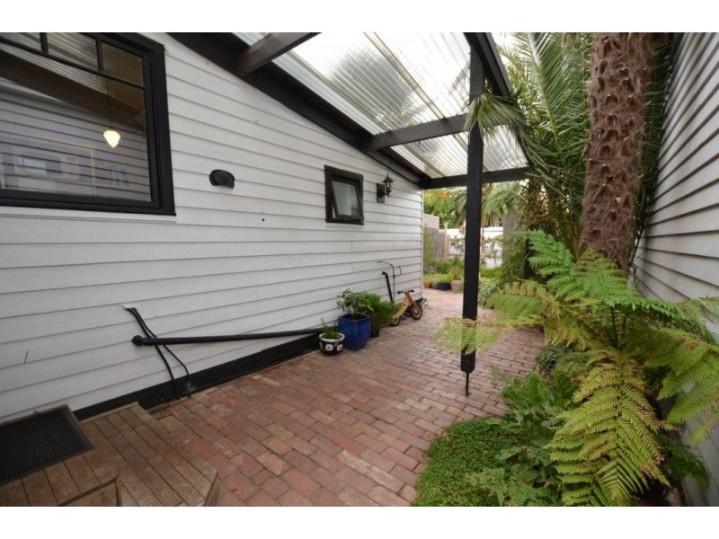 8 Dane Street, Seddon VIC 3011