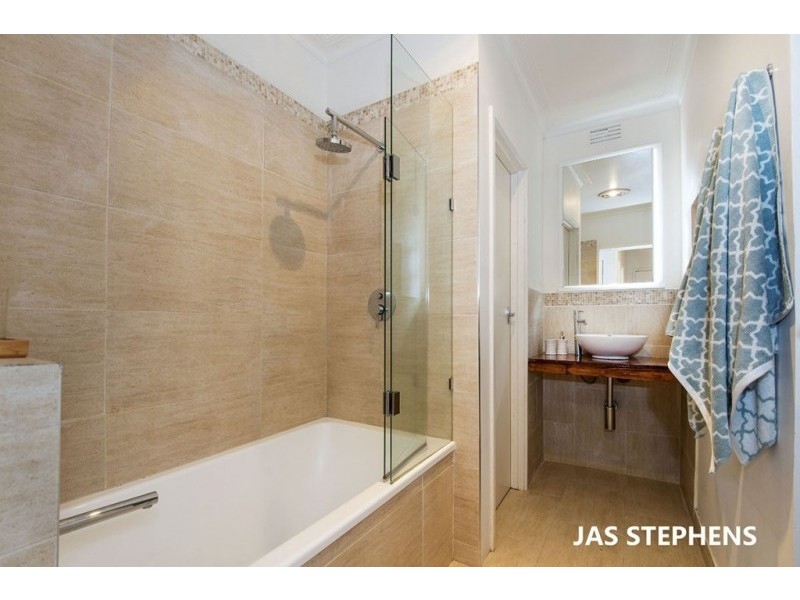 2/698 Barkly Street, West Footscray VIC 3012