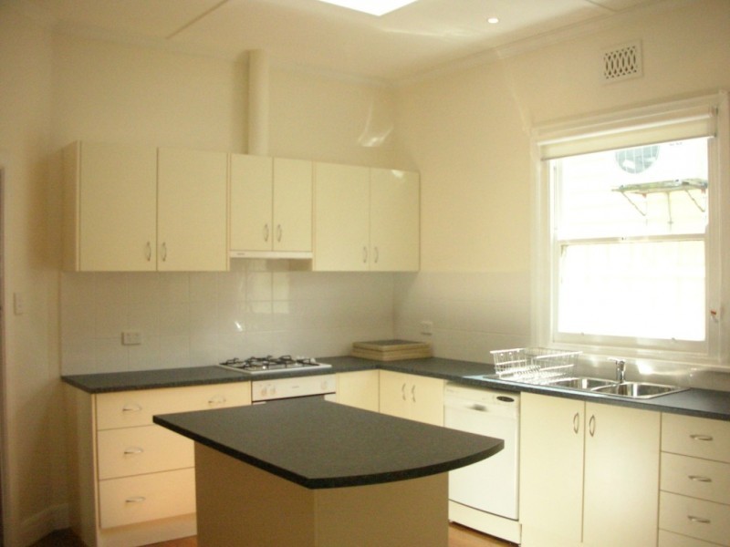 27 Queensville Street, Kingsville VIC 3012