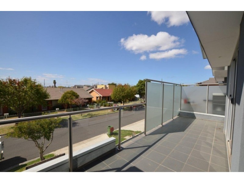 9 Desmond Street, Maidstone VIC 3012