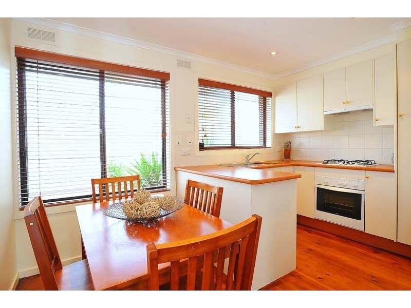 2/98 Saltley Street, South Kingsville VIC 3015