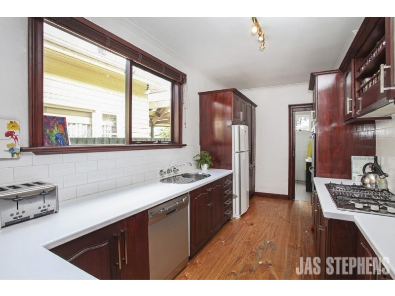 18 Queensville Street, Kingsville VIC 3012