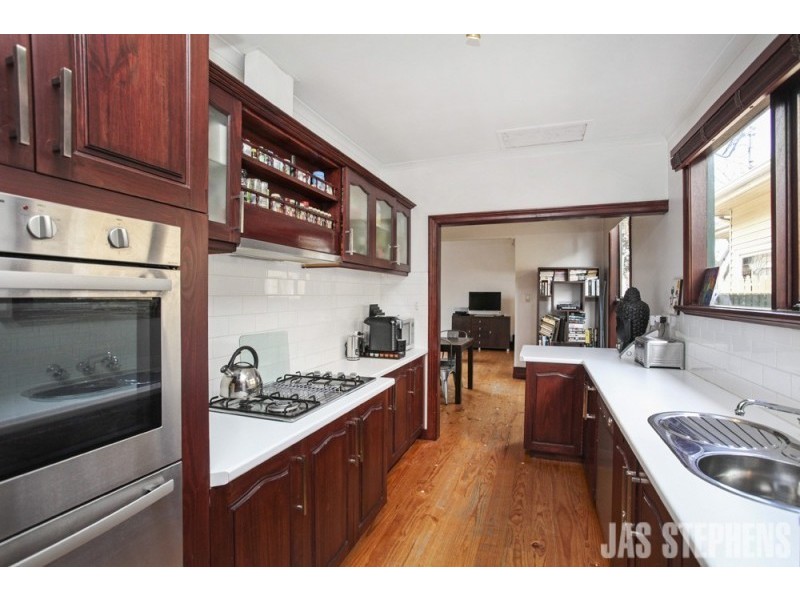 18 Queensville Street, Kingsville VIC 3012