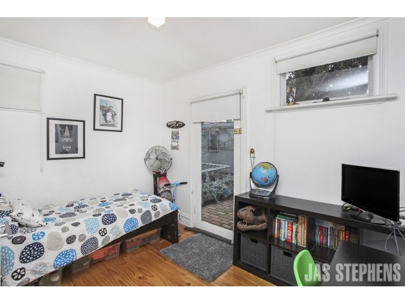 18 Queensville Street, Kingsville VIC 3012