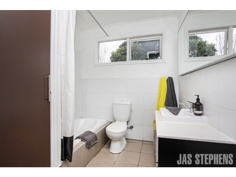 18 Queensville Street, Kingsville VIC 3012